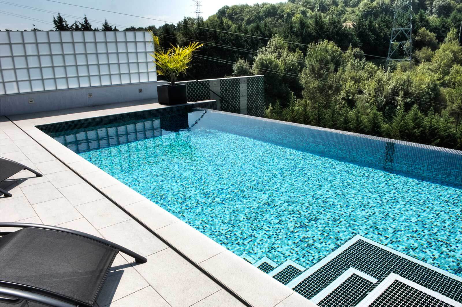 Obkladaný mozaikový bazén Ezarri CLASSIC FADING OUT