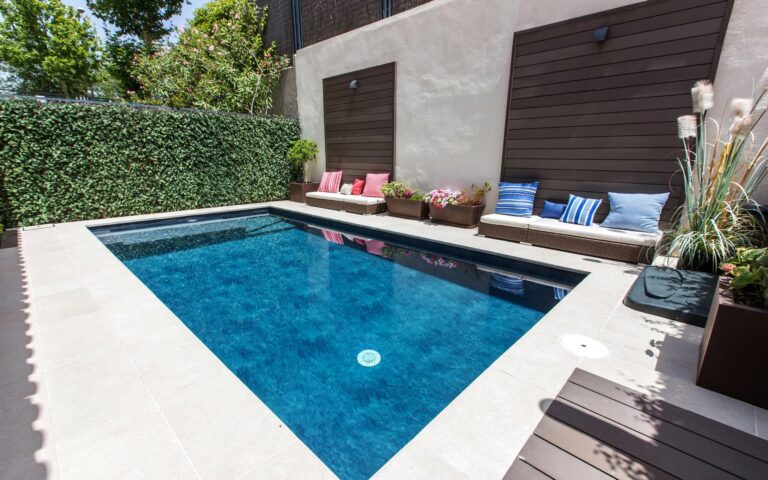 exterierovy exkluzivny bazen na mieru foliovy betonovy 3D tmavomodrá farba vody folia ALKORPLAN touch elegance 3D touch bazen na klúč