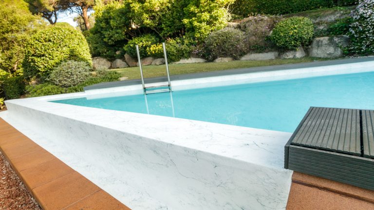 Exteriérový exkluzívny bazén na mieru, fóliový betónový z 3D fólie VANITY ALKOR3000 touch na kľúč
