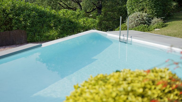 Krásny murovaný exteriérový luxusný bazén na mieru z 3D VANITY fólie podľa projektovej dokumentácie