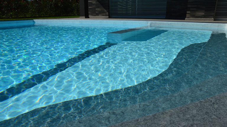 Vonkajší rodinný bazén na mieru z fólie VANITY ALKORPLAN3000 touch RENOLIT podľa projektu na mieru