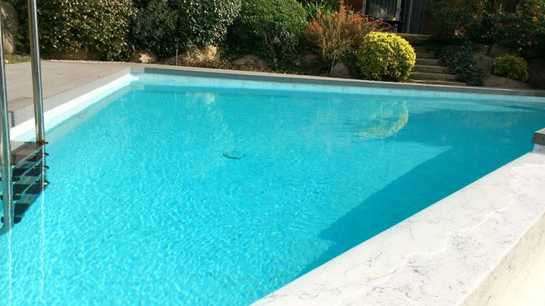 Krásny vonkajší bazén s prelivom, murovaný so skimmerom z 3D fólie VANITY ALKORPLAN touch podľa projektovej dokumentácie