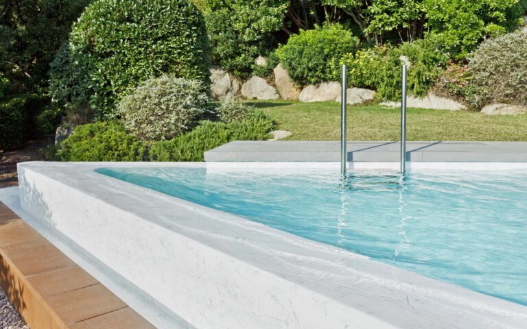 Krásny vonkajší bazén s prelivom, murovaný so skimmerom z 3D fólie VANITY ALKORPLAN touch podľa projektovej dokumentácie