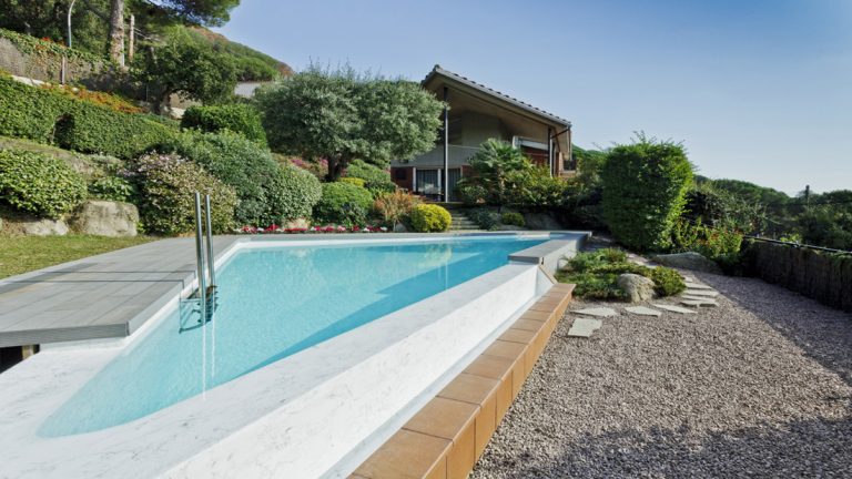 Krásny murovaný exteriérový luxusný bazén na mieru z 3D VANITY fólie podľa projektovej dokumentácie