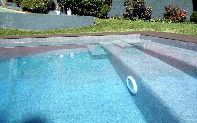 Krásny murovaný exteriérový luxusný bazén na mieru z 3D PRESTIGE fólie podľa projektovej dokumentácie