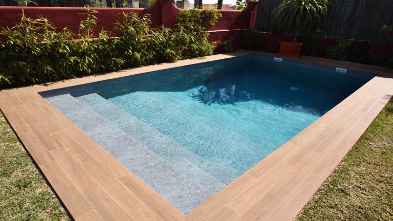 Krásny murovaný exteriérový luxusný bazén na mieru z 3D PRESTIGE fólie podľa projektovej dokumentácie