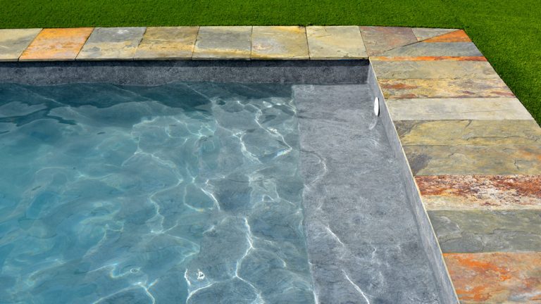 Krásny vonkajší bazén s prelivom, murovaný so skimmerom z 3D fólie PRESTIGE ALKORPLAN touch podľa projektovej dokumentácie