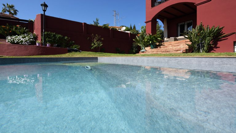 Vonkajší rodinný bazén na mieru z fólie PRESTIGE ALKORPLAN3000 touch RENOLIT podľa projektu na mieru