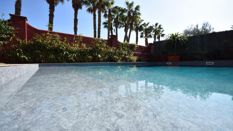 Krásny vonkajší bazén s prelivom, murovaný so skimmerom z 3D fólie PRESTIGE ALKORPLAN touch podľa projektovej dokumentácie