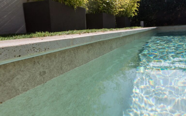 Vonkajší stavaný betónový bazén na kľúč vyhotovený, realizácia bazéna podľa projektovej dokumentácie z fólie SUBLIME ALKORPLAN3000 touch RENOLIT v prírodnej farbe