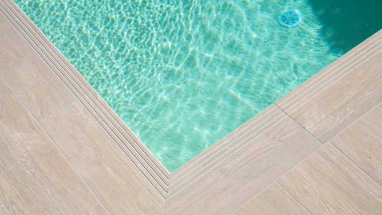 exterierovy exkluzivny bazen na mieru foliovy betonovy 3D folia sand ALKORPLAN3000 touch RENOLIT relax bazen na klúč prírodná farba