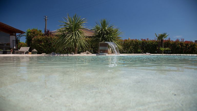 Krásny vonkajší bazén s prelivom, murovaný so skimmerom z 3D fólie SUBLIME ALKORPLAN touch podľa projektovej dokumentácie