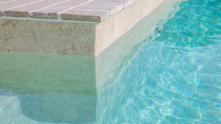 Exkluzívny murovaný exteriérový prelivový bazén z fólie SUBLIME touch alkor3000 na kľúč podľa projektu