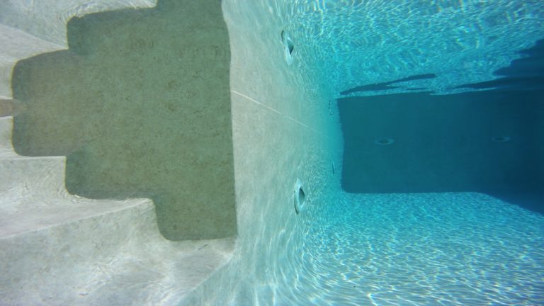 Luxusný vonkajší fóliový bazén na kľúč - betónové teleso, fólia SUBLIME ALKORPLAN3000 touch RENOLIT, na mieru v prírodných farbách