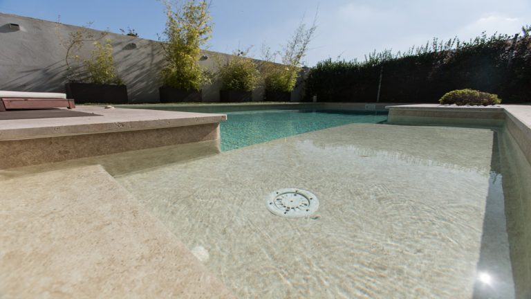 Luxusný betónový vonkajší skimmerový bazén z fólie SUBLIME 3D touch alkorplan 3000 realizovaný podľa projektovej dokumentácie na mieru