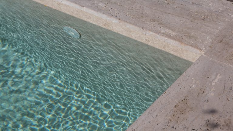 Luxusný vonkajší fóliový bazén na kľúč - betónové teleso, fólia SUBLIME ALKORPLAN3000 touch RENOLIT, na mieru v prírodných farbách