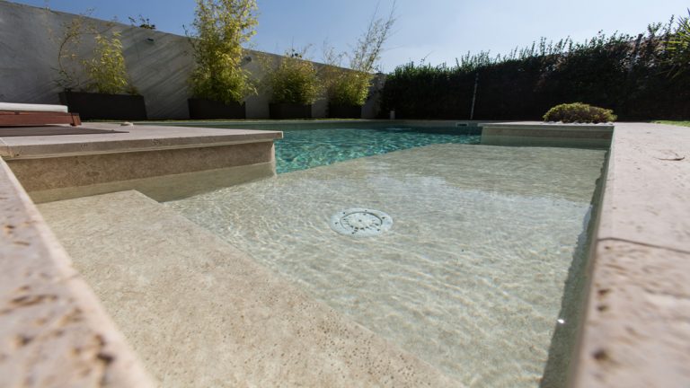 Krásny stavaný vonkajšíe fóliový bazén z 3D SUBLIME fólie ALKORPLAN3000 touch na mieru