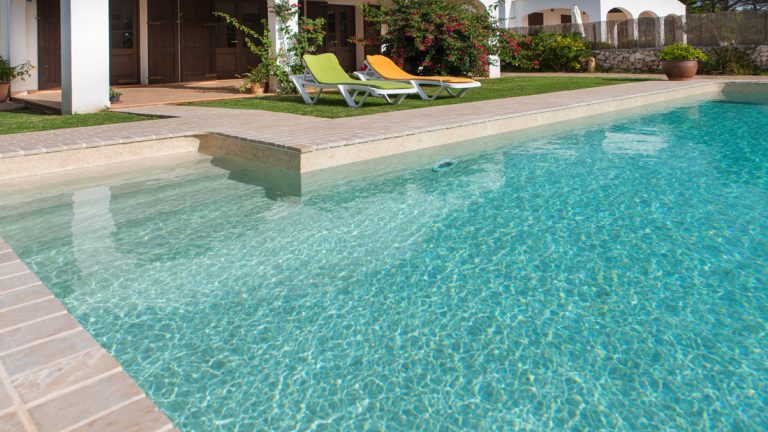 Krásny murovaný exteriérový luxusný bazén na mieru z 3D SUBLIME fólie podľa projektovej dokumentácie