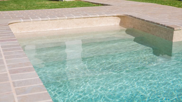 Rodinný fóliový bazén s prelivom realizovaný z betónu povrchovo upravený fóliou SUBLIME alkorplan3000 touch