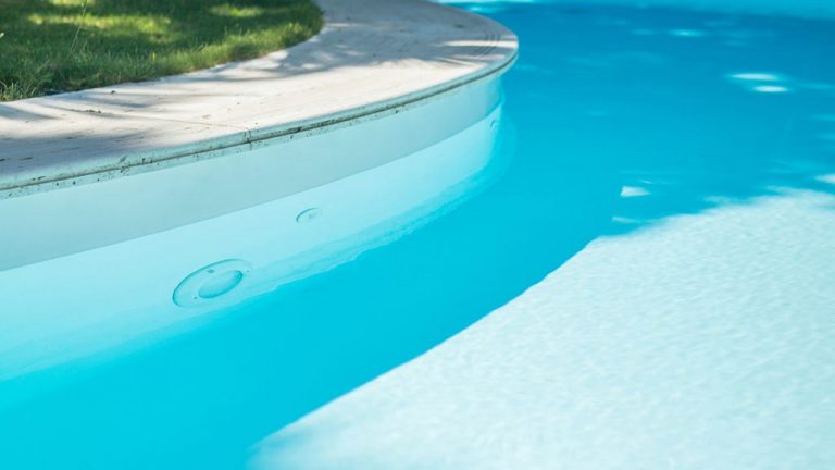 Krásny murovaný exteriérový luxusný bazén na mieru z 3D WHITE fólie podľa projektovej dokumentácie, biela farba fólie
