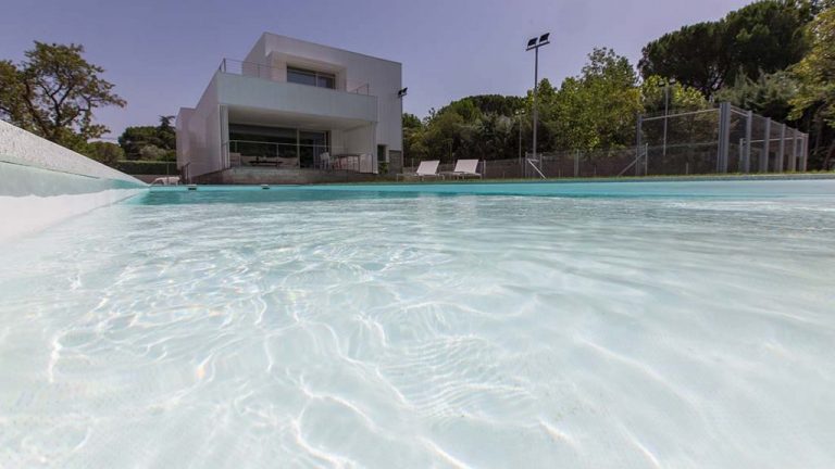 Interiérový prelivový rodinný bazén v prevedení 3D fólia WHITE ALKORPLAN2000 touch na kľúč podľa projektovej dokumentácie, biela farba fólie