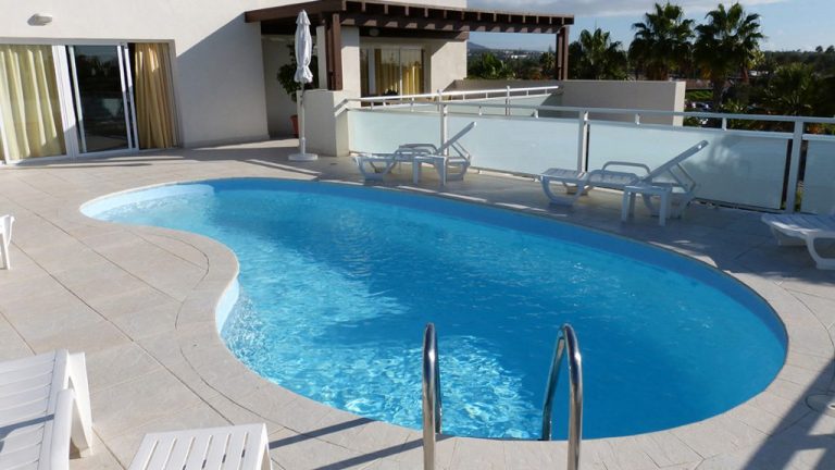 Krásny murovaný exteriérový luxusný bazén na mieru z 3D LIGHT BLUE fólie podľa projektovej dokumentácie, bledomodrá farba fólie