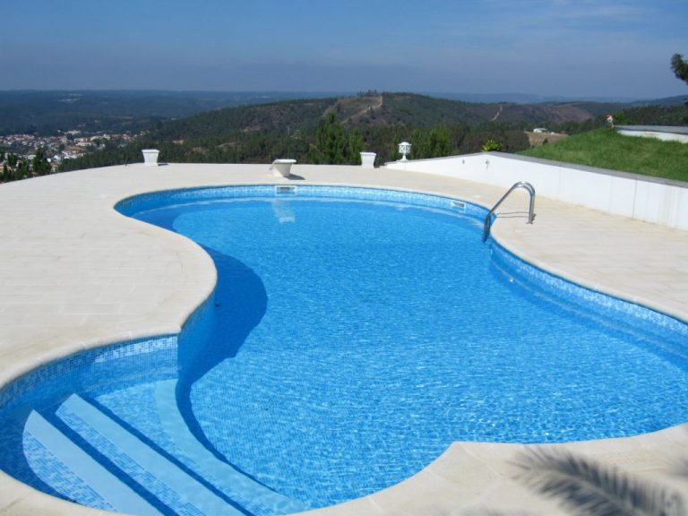 Krásny stavaný vonkajšíe fóliový bazén z BYSANCE BLUE fólie ALKORPLAN3000 na mieru, farba fólie modro biela mramor
