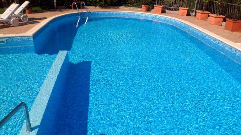 Rodinný fóliový bazén s prelivom realizovaný z betónu povrchovo upravený fóliou CARRARA alkorplan3000, farba fólie modro biela mramor