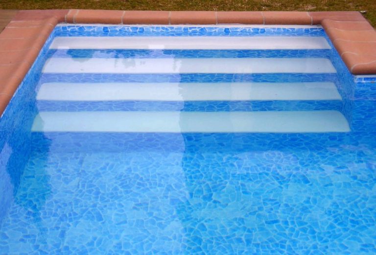 Krásny interiérový murovaný bazén z fólie CARRARA ALKOR 3000 na kľúč podľa projektu so skimmerom alebo napnutou prelivovou hranou, biela farba, tmavošedá voda, farba fólie modro biela mramor