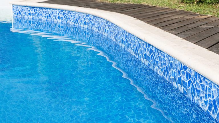 Interiérový prelivový rodinný bazén v prevedení fólia CARRARA ALKORPLAN3000 na kľúč podľa projektovej dokumentácie, farba fólie modro biela mramor