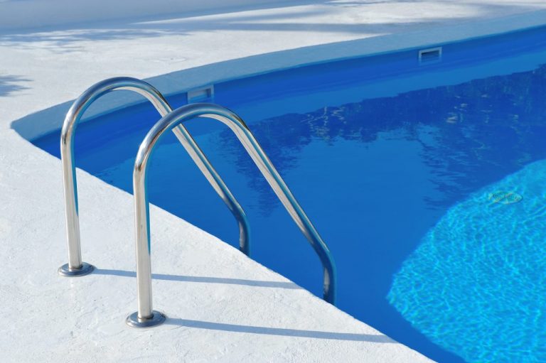 Krásny interiérový murovaný bazén z fólie ADRIATIC BLUE 3D touch ALKOR 2000 na kľúč podľa projektu so skimmerom alebo napnutou prelivovou hranou, biela farba, bledomodrá voda, bledomodrá farba fólie
