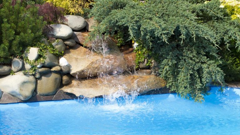 Krásny vonkajší bazén s prelivom, murovaný so skimmerom z 3D fólie ADRIATIC BLUE ALKORPLAN2000 touch podľa projektovej dokumentácie, bledomodrá farba fólie, bledomodrá voda