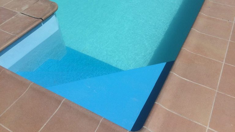 Exteriérový exkluzívny bazén na mieru, fóliový betónový z 3D fólie ADRIATIC BLUE ALKOR2000 touch na kľúč, bledomodrá farba fólie