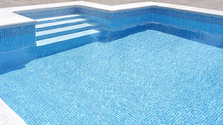 Rodinný betónový vonkajší bazén z fólie MOSAIC Alkor3000, vyhotovenie na mieru podľa projektovej dokumentácie v prevedení skimmer, preliv alebo infinity hrana, farba fólie modro biela mozaika
