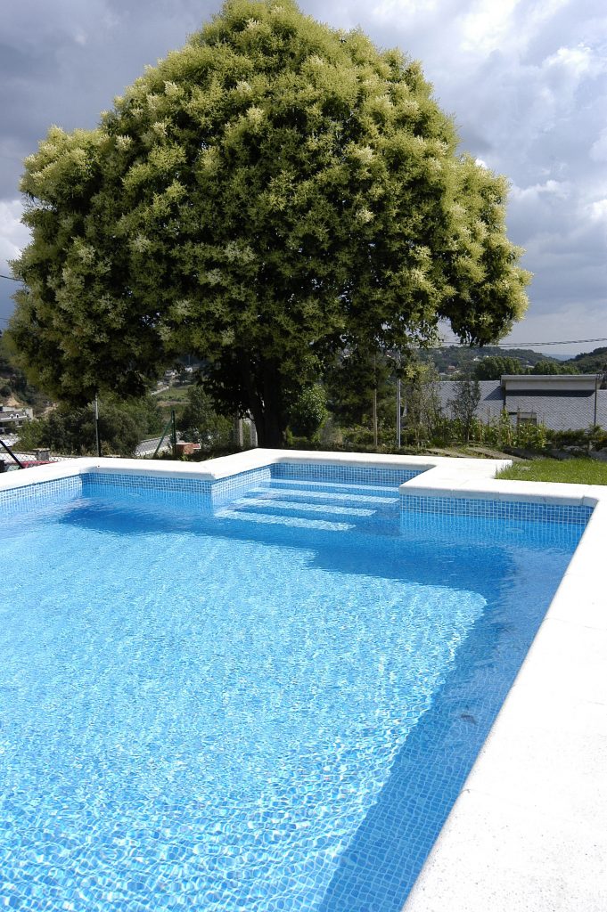 Exteriérový exkluzívny bazén na mieru, fóliový betónový z fólie MOSAIC ALKOR3000 na kľúč, farba fólie modro biela mozaika