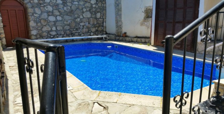 Krásny murovaný exteriérový luxusný bazén na mieru z MARBLE fólie podľa projektovej dokumentácie, farba fólie modro biela mramor