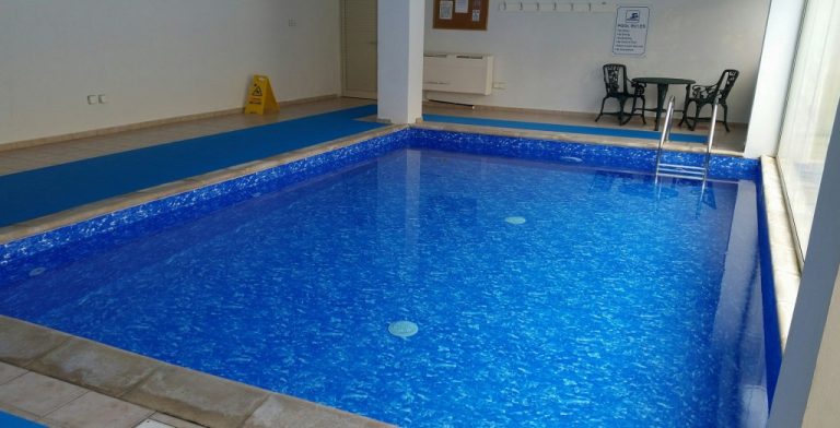 Krásny interiérový murovaný bazén z fólie MARBLE ALKOR 3000 na kľúč podľa projektu so skimmerom alebo napnutou prelivovou hranou, biela farba, tmavošedá voda, farba fólie modro biela mramor