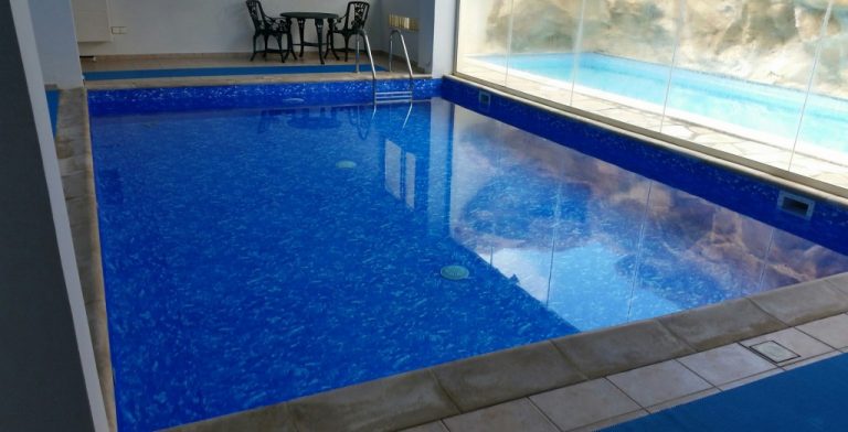 bazenKrásny stavaný vonkajšíe fóliový bazén z MARBLE fólie ALKORPLAN3000 na mieru, farba fólie modro biela mramor