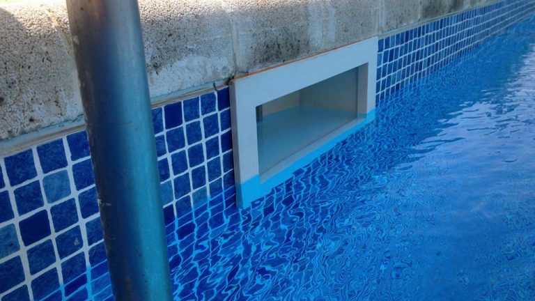 Krásny stavaný vonkajšíe fóliový bazén z PERSIA BLUE fólie ALKORPLAN3000 na mieru, farba fólie modrá mozaika