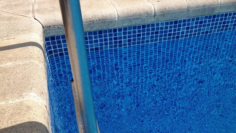 Exkluzívny murovaný exteriérový prelivový bazén z fólie PERSIA BLUE alkor3000 na kľúč podľa projektu, farba fólie modrá mozaika