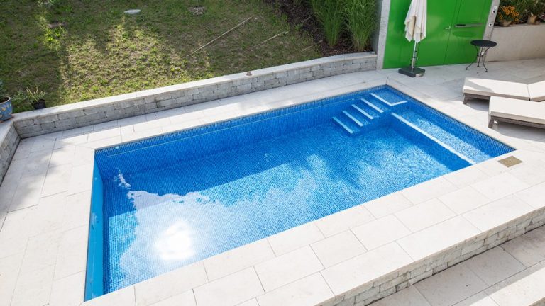 Exteriérový exkluzívny bazén na mieru, fóliový betónový z fólie PERSIA BLUE ALKOR3000 na kľúč, farba fólie modrá mozaika