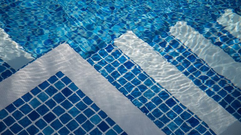 Vonkajší rodinný bazén na mieru z fólie PERSIA BLUE ALKORPLAN3000 RENOLIT podľa projektu na mieru, farba fólie modrá mozaika, modrá voda