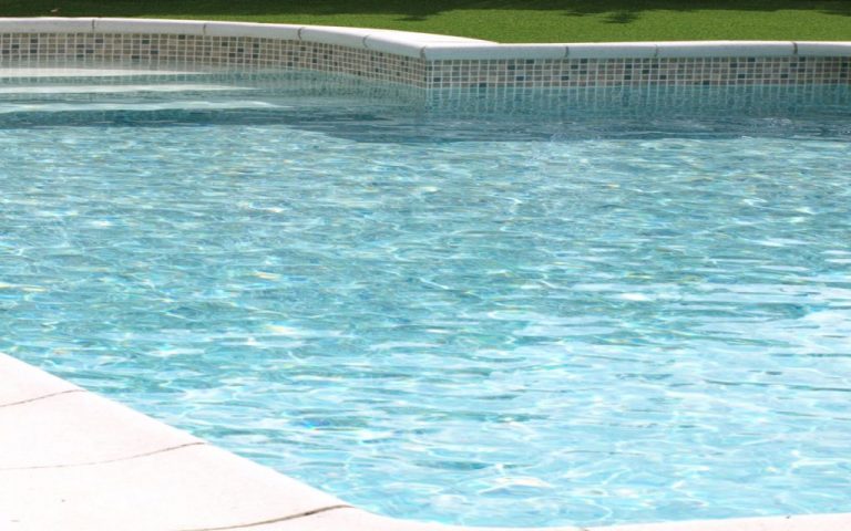 Krásny vonkajší bazén s prelivom, murovaný so skimmerom z fólie PERSIA SAND ALKORPLAN3000 podľa projektovej dokumentácie, farba fólie piesková mozaika, modrá voda