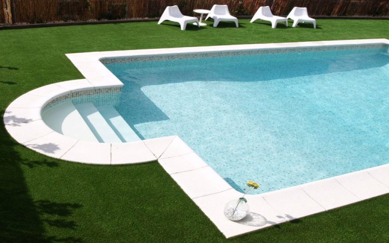 Krásny murovaný exteriérový luxusný bazén na mieru z PERSIA SAND fólie podľa projektovej dokumentácie, farba fólie piesková mozaika