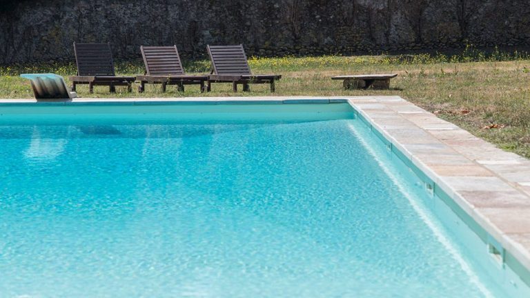 Krásny vonkajší bazén so skimmerom vyhotovený na mieru podľa projektovej dokumentácie - murovaný fóliový bazén, 3D fólia SAND ALKORPLAN2000 touch, prírodné farby, tyrkysová voda