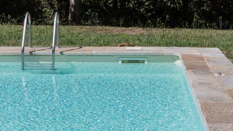 Luxusný betónový vonkajší skimmerový bazén z fólie SAND 3D touch alkorplan 2000 realizovaný podľa projektovej dokumentácie na mieru, piesková farba fólie, bledozelená voda