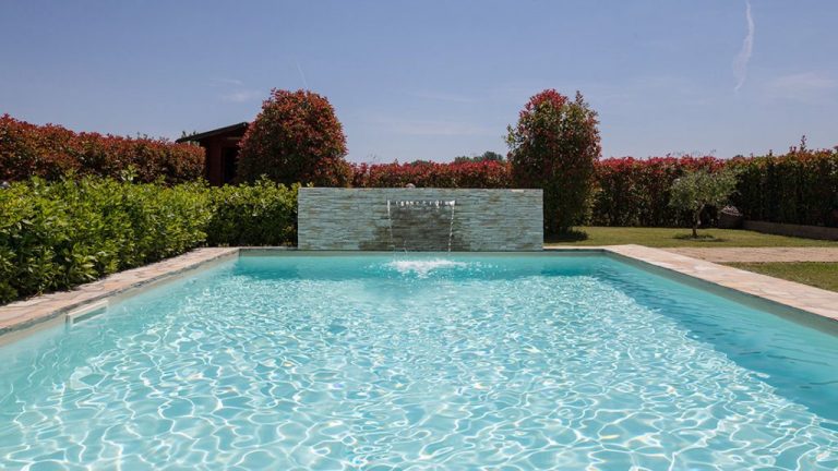 Krásny vonkajší bazén s prelivom, murovaný so skimmerom z 3D fólie SAND ALKORPLAN2000 touch podľa projektovej dokumentácie, piesková farba fólie, bledozelená voda