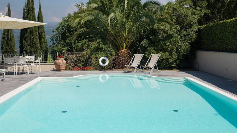 Krásny vonkajší bazén s prelivom, murovaný so skimmerom z 3D fólie SAND ALKORPLAN2000 touch podľa projektovej dokumentácie, piesková farba fólie, bledozelená voda