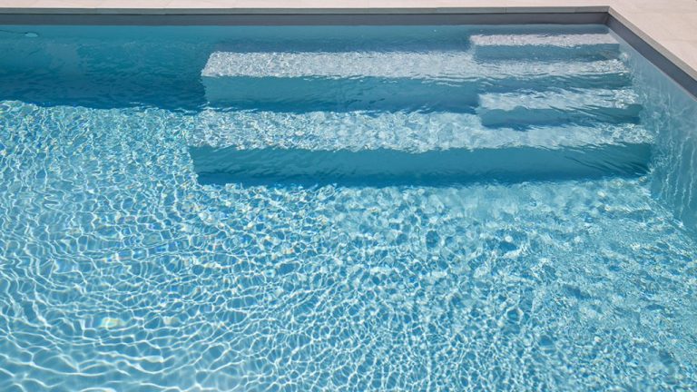 Rodinný fóliový bazén s prelivom realizovaný z betónu povrchovo upravený fóliou LIGHT GREY alkorplan2000, bledošedá farba fólie