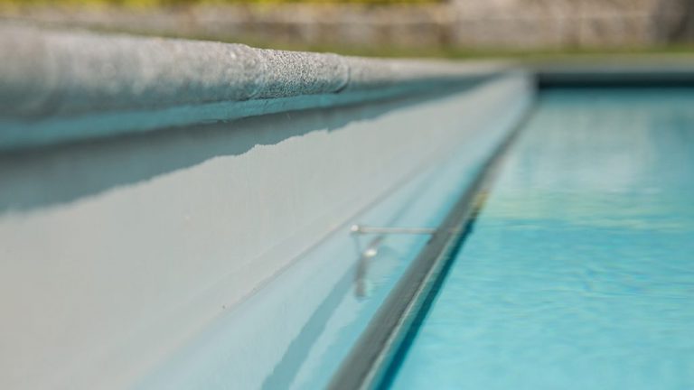 Krásny murovaný exteriérový luxusný bazén na mieru z LIGHT GREY fólie podľa projektovej dokumentácie, bledošedá farba fólie